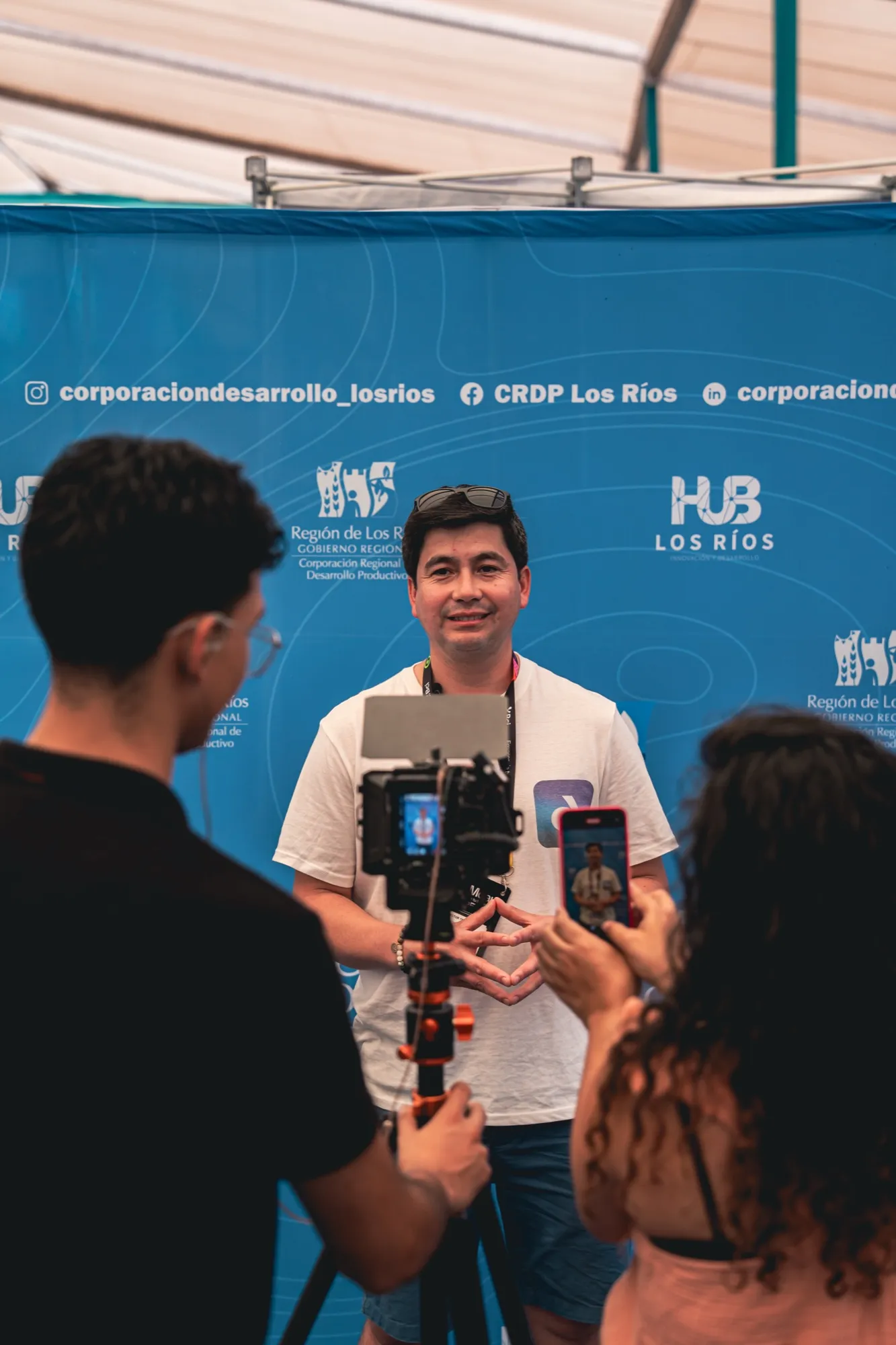 Camarógrafo de Filmeezy grabando una entrevista en el stand de una feria