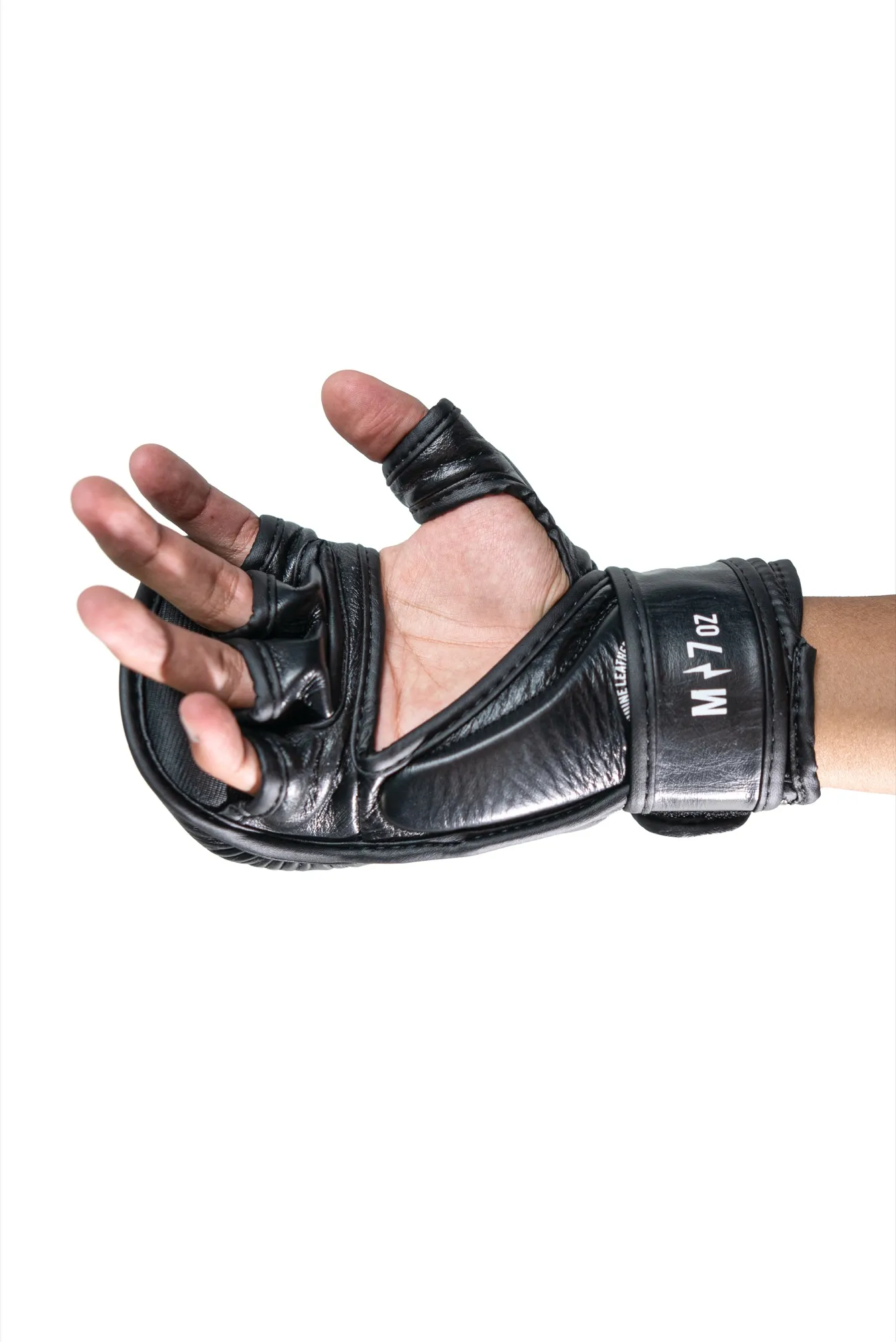Guante de MMA Gradivus negro puesto