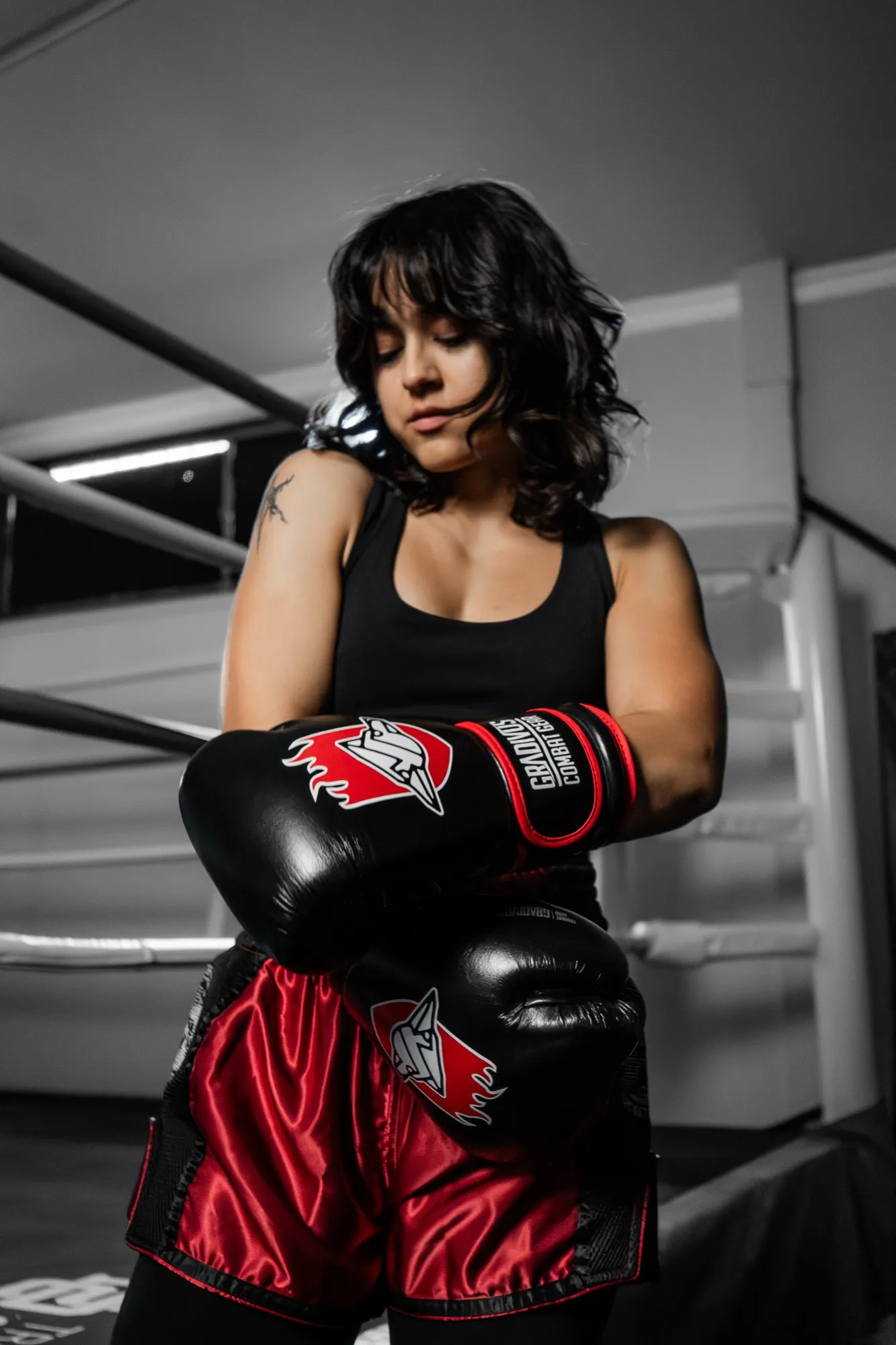 Peleadora ajustándose guantes rojos Gradivus