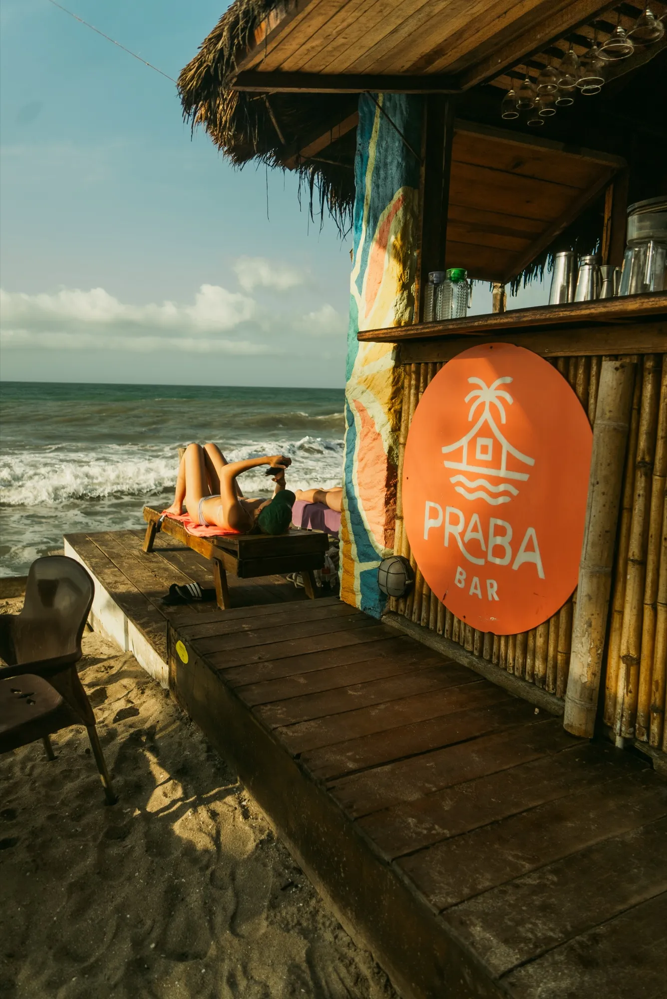 Bar de playa de Praba Hostel frente al mar
