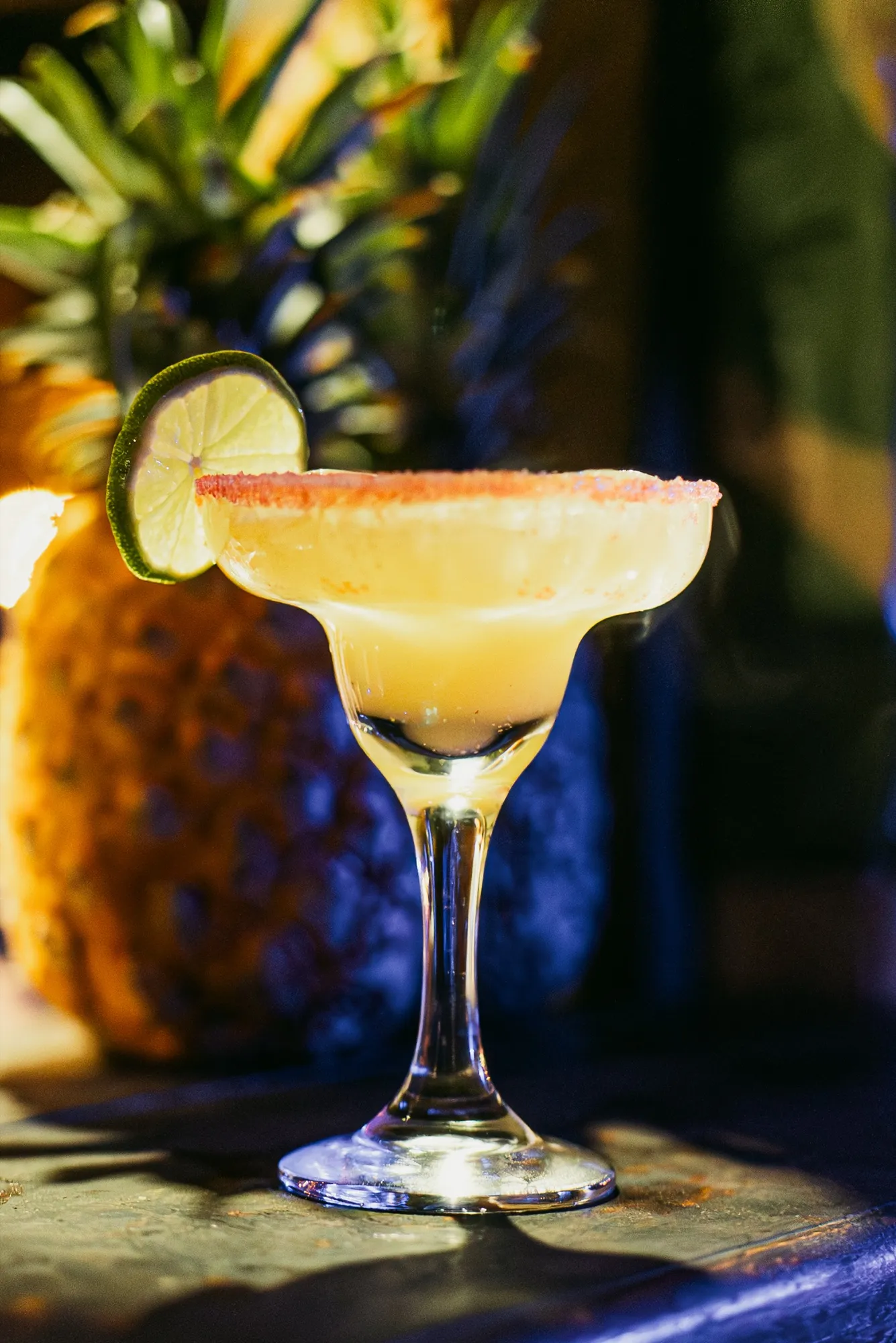 Margarita de piña servida en Praba Hostel