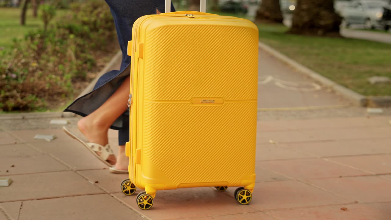 Maleta Kyoto amarilla de American Tourister, formato 16:9