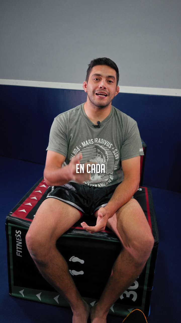 Instructor de artes marciales hablando a cámara con polera de Gradivus
