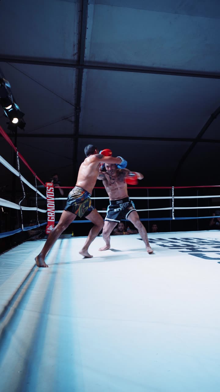 Pelea de kickboxing en el ring del evento Noche de Titanes de Gradivus
