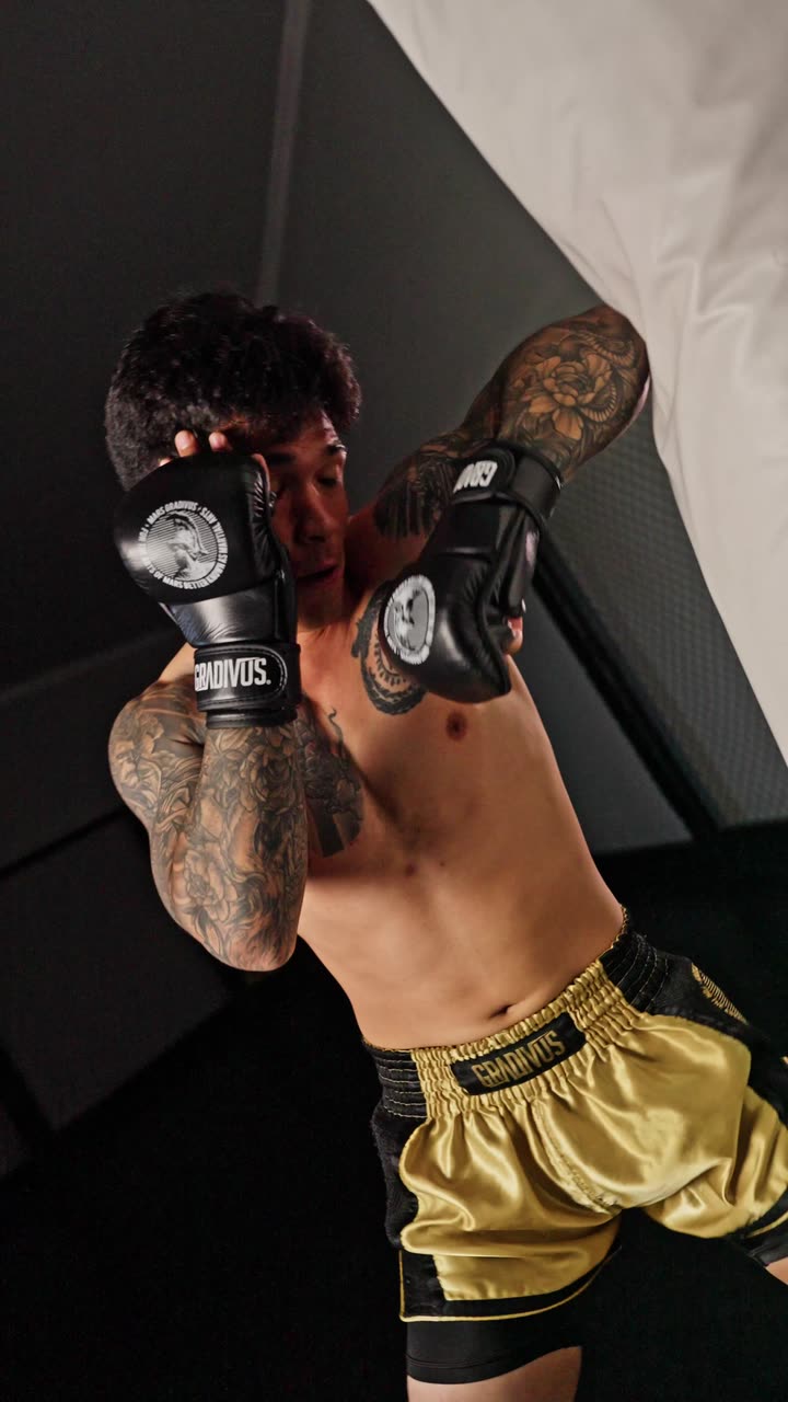 Peleador con guantes MMA SparPro de Gradivus