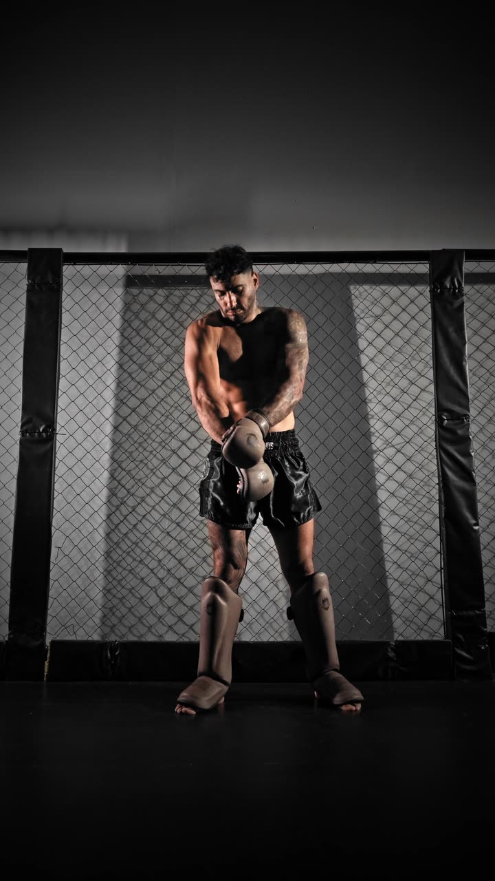 Peleador entrenando con guantes de cuero de Gradivus