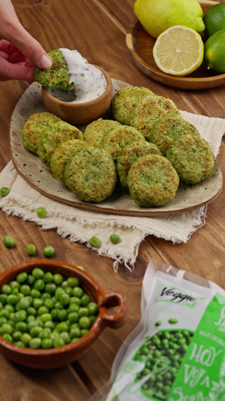 Croquetas de arvejas con salsa, junto al envase de Veggie deli