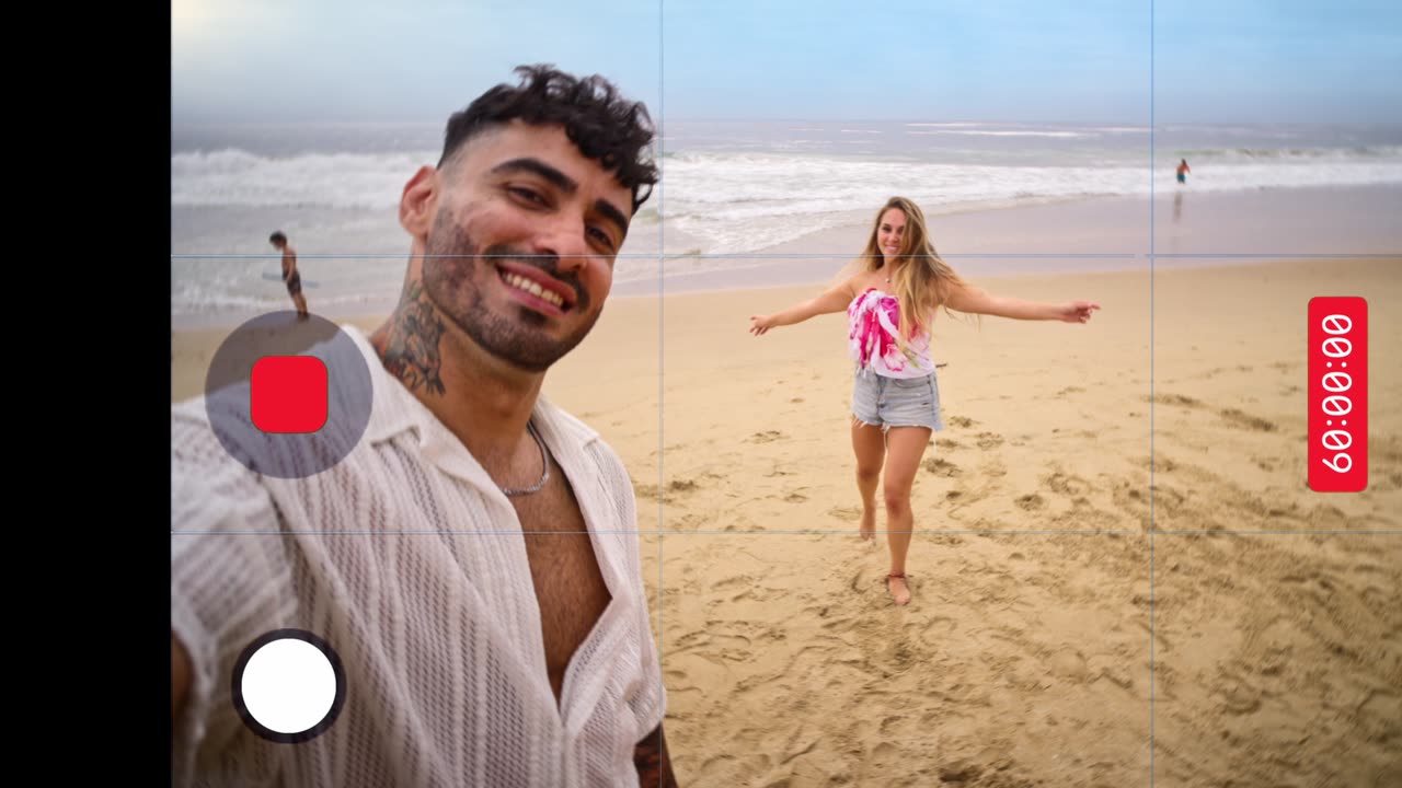 Pareja en la playa grabada como con un celular, para Saxoline