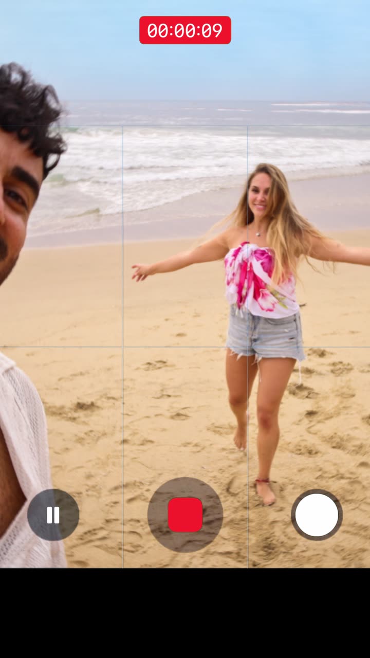 Pareja en la playa grabada como si fuera con un celular, para Saxoline